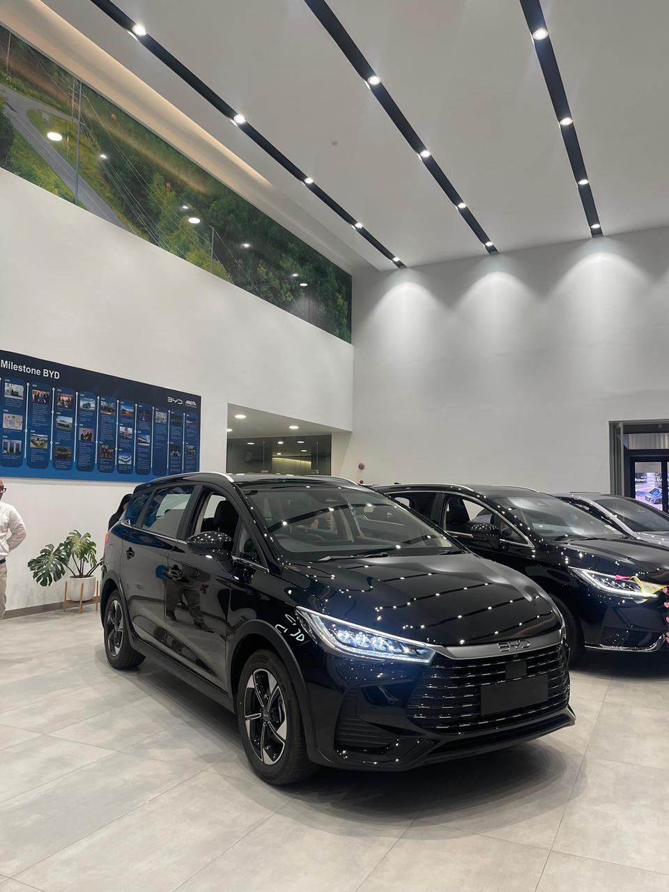 Unit BYD M6 DM di showroom